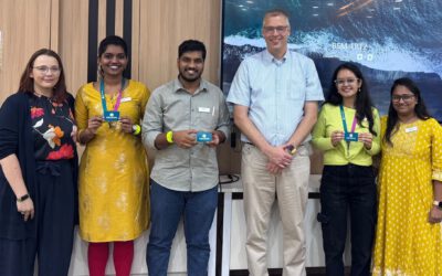 Karsten Lindhorst mit internationalen Pflegekräften und Partner:innen in Indien bei einem Rekrutierungstreffen.