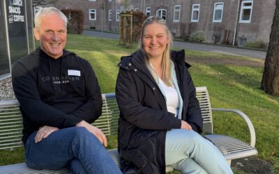 Zwei Mitarbeitende von Asklepios sitzen auf einer Bank vor dem Westklinikum Hamburg und sprechen über Pflegecontrolling.