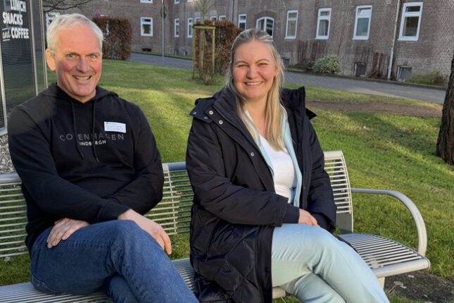 Zwei Mitarbeitende von Asklepios sitzen auf einer Bank vor dem Westklinikum Hamburg und sprechen über Pflegecontrolling.