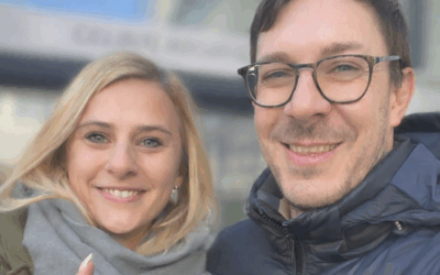 Anna-Luisa und ihr Studienfreund Andreas vor einem Fortbildungszentrum