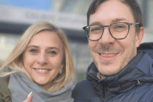 Anna-Luisa und ihr Studienfreund Andreas vor einem Fortbildungszentrum