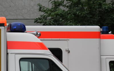 Rettungswagen mit Blaulicht vor einer Klinik – Symbol für Notfallversorgung und interprofessionelle Zusammenarbeit in der Pflege bei Asklepios