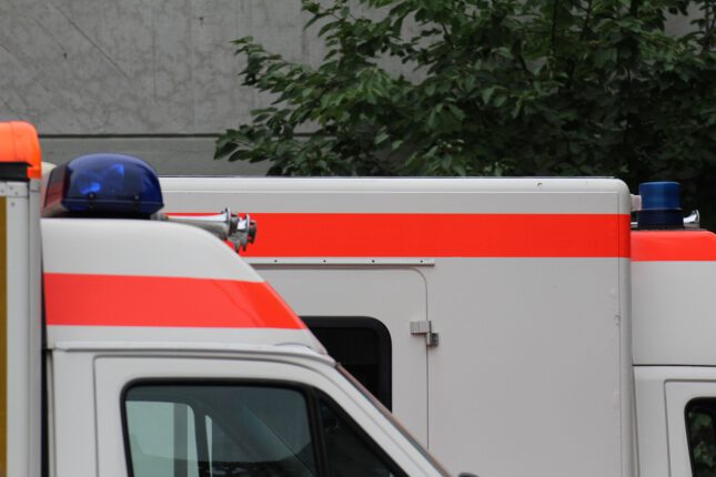 Rettungswagen mit Blaulicht vor einer Klinik – Symbol für Notfallversorgung und interprofessionelle Zusammenarbeit in der Pflege bei Asklepios