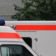 Rettungswagen mit Blaulicht vor einer Klinik – Symbol für Notfallversorgung und interprofessionelle Zusammenarbeit in der Pflege bei Asklepios