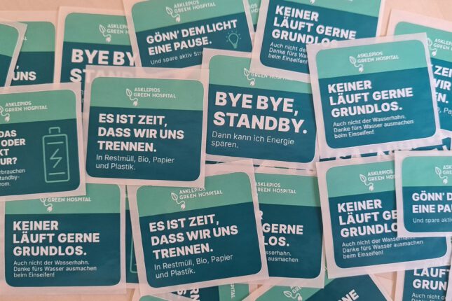 Aufkleber zur Kampagne „Green Hospital” der Asklepios-Konzernzentrale.